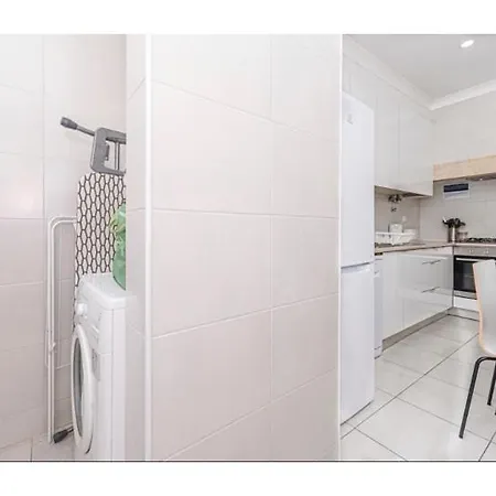 Houze Spacious 4-Bedroom Flat Near Lisbon Zoo Lisbon